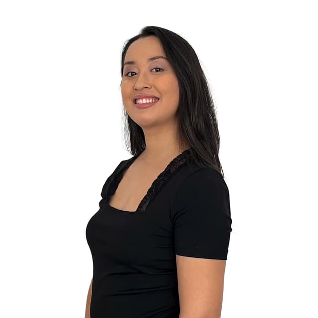 Em 2019, iniciei minha carreira no FI Group Brasil como estagiária dentro da FI TECH e, atualmente, trabalho como IT Consultant na FI Group Portugal. Nesses anos de FI encontrei equilíbrio saudável entre a minha vida pessoal e profissional e um ambiente de trabalho estimulante, programas de desenvolvimento profissional, a flexibilidade do trabalho remoto e vários outros benefícios. Minha experiência internacional em Portugal permitiu abrir portas para reinvenções profissionais, como também me proporcionou um ambiente multicultural enriquecedor no país e na empresa.
