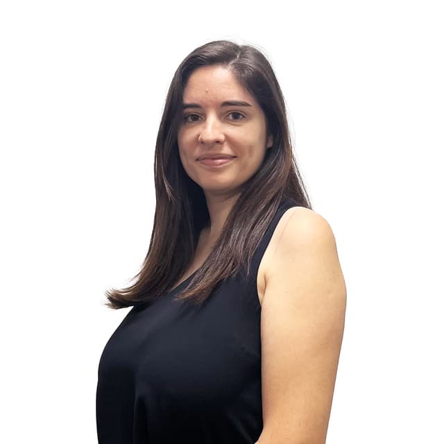 Entrei na FI Portugal em 2019, como rececionista e consegui sentir, desde o meu primeiro dia, que é uma empresa preocupada com os seus colaboradores, e bastante acolhedora. Em 2021 foi-me dada a oportunidade de integrar o departamento de RH, desafio que aceitei com muito entusiasmo. Quatro anos depois da minha entrada, sinto que todos os dias me são dadas as ferramentas para crescer na empresa, e que consigo conciliar a minha vida de mãe e mulher, com a minha vida profissional.